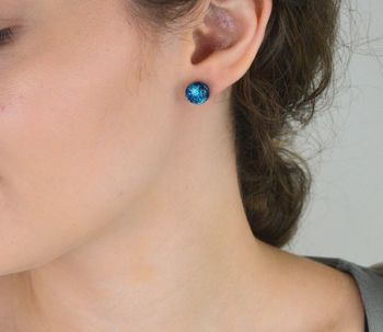 Kolczyki damskie srebrne 925 z turkusowym szkłem Murano – model Murano 58. Ręcznie robione, okrągłe, zapięcie na sztyft, waga 2,70 g, wielkość 1 cm. Eleganckie i artystyczne! (2).JPG